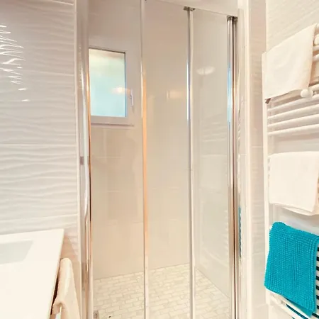 Сasa de vacaciones Cozy House With Garden In *