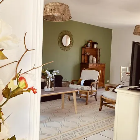 Сasa de vacaciones Cozy House With Garden In *