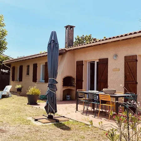 Сasa de vacaciones Cozy House With Garden In *
