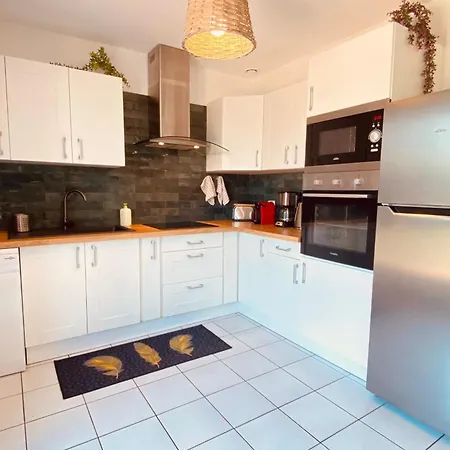 Сasa de vacaciones Cozy House With Garden In *