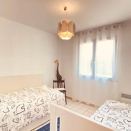 Cozy House With Garden In *
