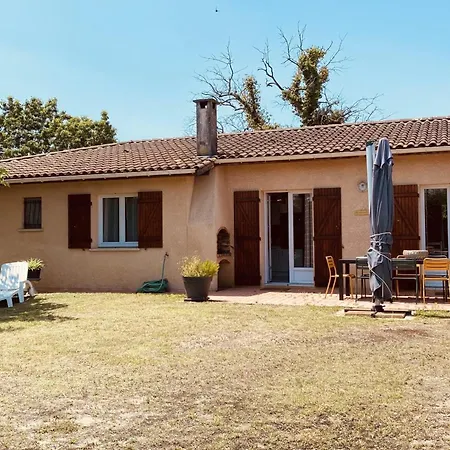 Cozy House With Garden In Holiday home